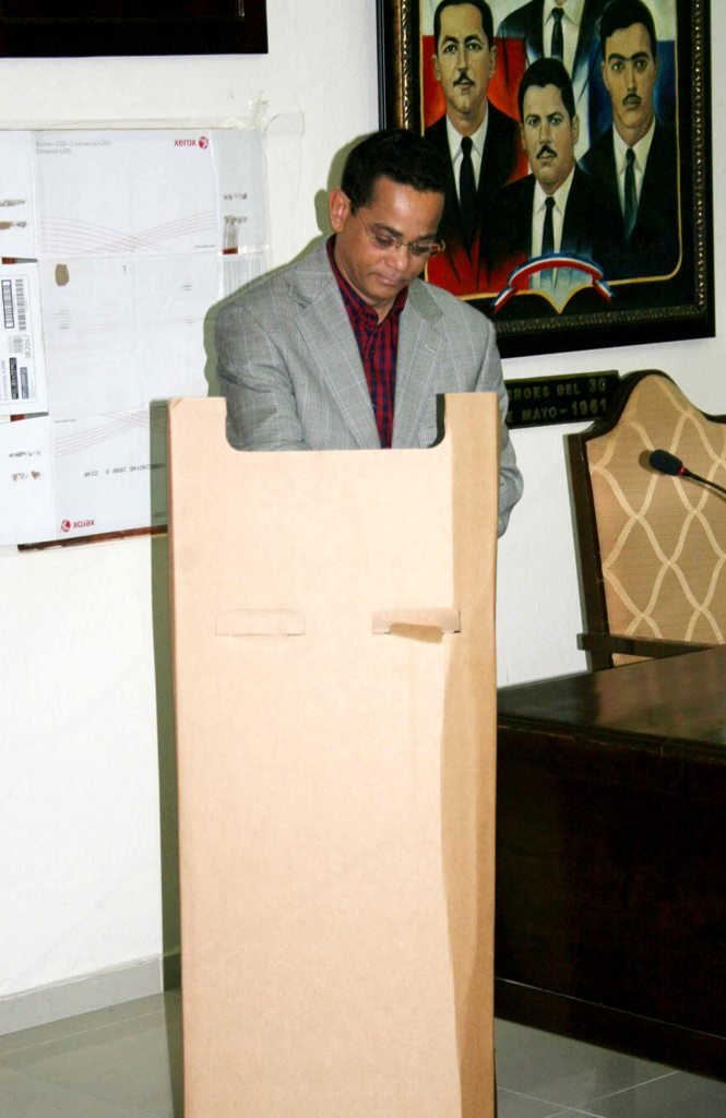 El senador de Espaillat José Rafael Vargas al momento de ejercer el voto